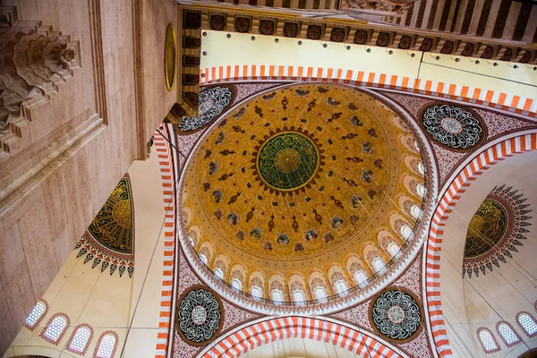Vista interna di cupole e soffitti della moschea Suleymaniye, la più grande moschea di Istanbul — Foto Stock