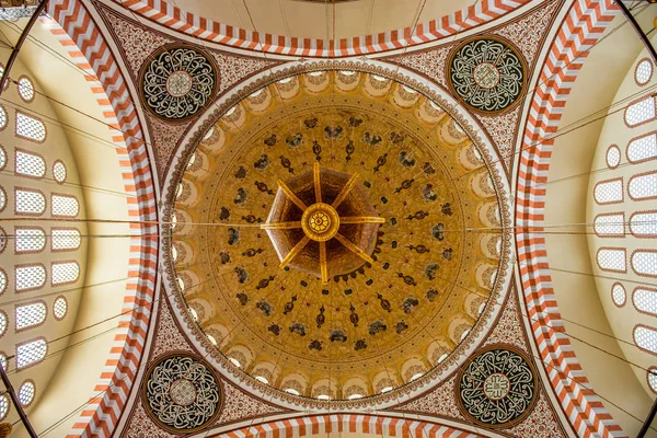 Vista interna di cupole e soffitti della moschea Suleymaniye, la più grande moschea di Istanbul — Foto Stock