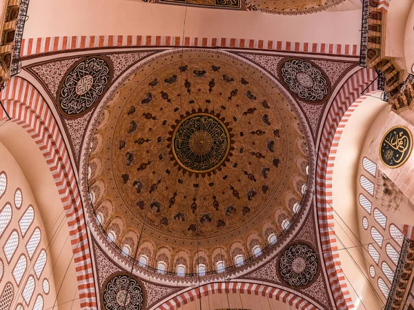 Εσωτερική άποψη του θόλους και οροφές από Τζαμί Σουλεϊμάνιγιε, μεγαλύτερο Τζαμί της Κωνσταντινούπολης — Φωτογραφία Αρχείου