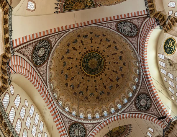 Внутренний вид куполов и потолков мечети Сулеймание, самой большой мечети Стамбула — стоковое фото