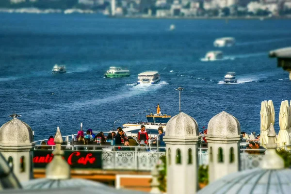 Een café-uitzicht vanaf de binnenplaats van Suleymaniye Mosque door middel van koepels van madrasas, Istanbul, Turkije — Stockfoto