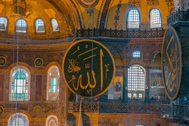 Ayasofya'nın, Yunan Ortodoks Hıristiyan Patriklik Bazilikası veya bir kilise 537 Ad, daha sonra İmparatorluk Camii ve şimdi Müzesi Istanbul, Türkiye'de inşa edildi