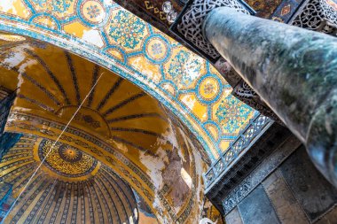 Ayasofya'nın, Yunan Ortodoks Hıristiyan Patriklik Bazilikası veya bir kilise 537 Ad, daha sonra İmparatorluk Camii ve şimdi Müzesi Istanbul, Türkiye'de inşa edildi