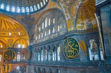 Ayasofya'nın, Yunan Ortodoks Hıristiyan Patriklik Bazilikası veya bir kilise 537 Ad, daha sonra İmparatorluk Camii ve şimdi Müzesi Istanbul, Türkiye'de inşa edildi