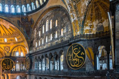 Ayasofya'nın, Yunan Ortodoks Hıristiyan Patriklik Bazilikası veya bir kilise 537 Ad, daha sonra İmparatorluk Camii ve şimdi Müzesi Istanbul, Türkiye'de inşa edildi