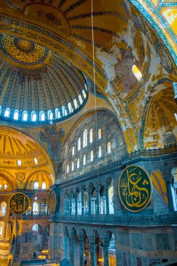 Ayasofya'nın, Yunan Ortodoks Hıristiyan Patriklik Bazilikası veya bir kilise 537 Ad, daha sonra İmparatorluk Camii ve şimdi Müzesi Istanbul, Türkiye'de inşa edildi