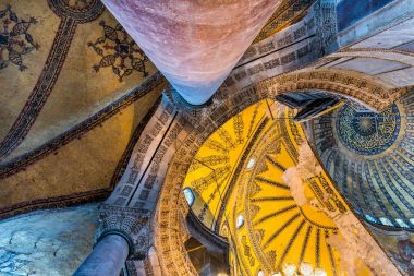 Ayasofya'nın, Yunan Ortodoks Hıristiyan Patriklik Bazilikası veya bir kilise 537 Ad, daha sonra İmparatorluk Camii ve şimdi Müzesi Istanbul, Türkiye'de inşa edildi