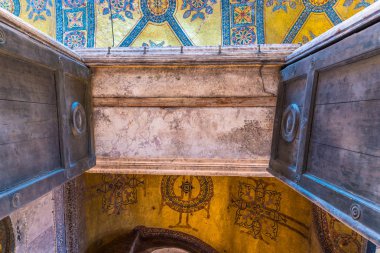Ayasofya'nın, Yunan Ortodoks Hıristiyan Patriklik Bazilikası veya bir kilise 537 Ad, daha sonra İmparatorluk Camii ve şimdi Müzesi Istanbul, Türkiye'de inşa edildi