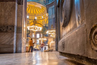 Ayasofya'nın, Yunan Ortodoks Hıristiyan Patriklik Bazilikası veya bir kilise 537 Ad, daha sonra İmparatorluk Camii ve şimdi Müzesi Istanbul, Türkiye'de inşa edildi
