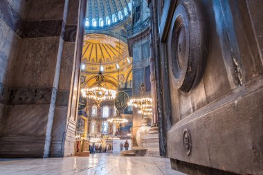 Ayasofya'nın, Yunan Ortodoks Hıristiyan Patriklik Bazilikası veya bir kilise 537 Ad, daha sonra İmparatorluk Camii ve şimdi Müzesi Istanbul, Türkiye'de inşa edildi