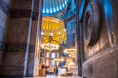 Ayasofya'nın, Yunan Ortodoks Hıristiyan Patriklik Bazilikası veya bir kilise 537 Ad, daha sonra İmparatorluk Camii ve şimdi Müzesi Istanbul, Türkiye'de inşa edildi