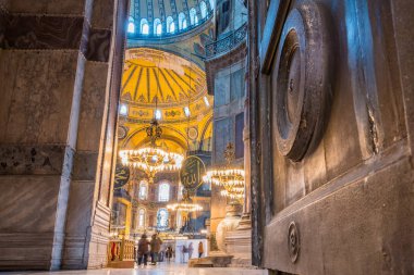 Ayasofya'nın, Yunan Ortodoks Hıristiyan Patriklik Bazilikası veya bir kilise 537 Ad, daha sonra İmparatorluk Camii ve şimdi Müzesi Istanbul, Türkiye'de inşa edildi