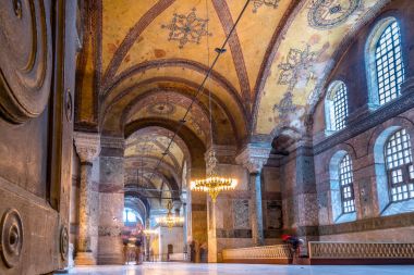 Ayasofya'nın, Yunan Ortodoks Hıristiyan Patriklik Bazilikası veya bir kilise 537 Ad, daha sonra İmparatorluk Camii ve şimdi Müzesi Istanbul, Türkiye'de inşa edildi