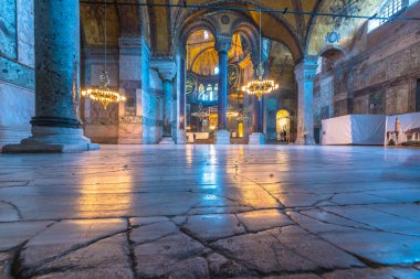 Ayasofya'nın, Yunan Ortodoks Hıristiyan Patriklik Bazilikası veya bir kilise 537 Ad, daha sonra İmparatorluk Camii ve şimdi Müzesi Istanbul, Türkiye'de inşa edildi