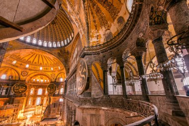 Ayasofya'nın, Yunan Ortodoks Hıristiyan Patriklik Bazilikası veya bir kilise 537 Ad, daha sonra İmparatorluk Camii ve şimdi Müzesi Istanbul, Türkiye'de inşa edildi