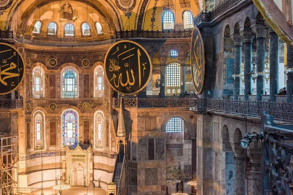 View of Hagia Sophia, a Greek Orthodox patriarchal basilica or church was built in 537 AD, later imperial mosque, and now museum in Istanbul, Turkey — стоковое фото