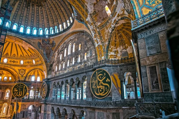 Vista de Santa Sofía, una basílica o iglesia patriarcal cristiana ortodoxa griega fue construida en el año 537 d.C., más tarde mezquita imperial, y ahora museo en Estambul, Turquía — Foto de Stock