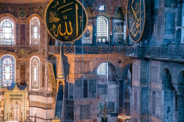 Vista de Santa Sofia, uma basílica ou igreja patriarcal ortodoxa grega foi construída em 537 d.C., mais tarde mesquita imperial, e agora museu em Istambul, Turquia — Fotografia de Stock
