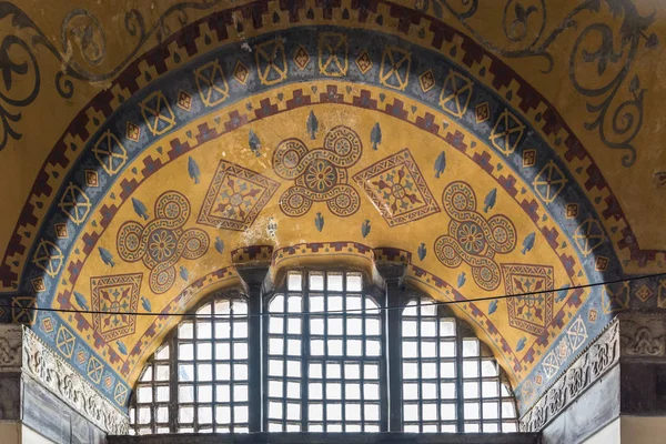 Vista de Santa Sofía, una basílica o iglesia patriarcal cristiana ortodoxa griega fue construida en el año 537 d.C., más tarde mezquita imperial, y ahora museo en Estambul, Turquía — Foto de Stock