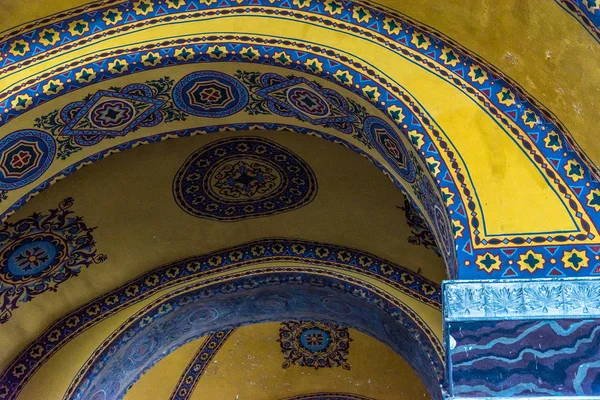 Vista de Santa Sofía, una basílica o iglesia patriarcal cristiana ortodoxa griega fue construida en el año 537 d.C., más tarde mezquita imperial, y ahora museo en Estambul, Turquía — Foto de Stock