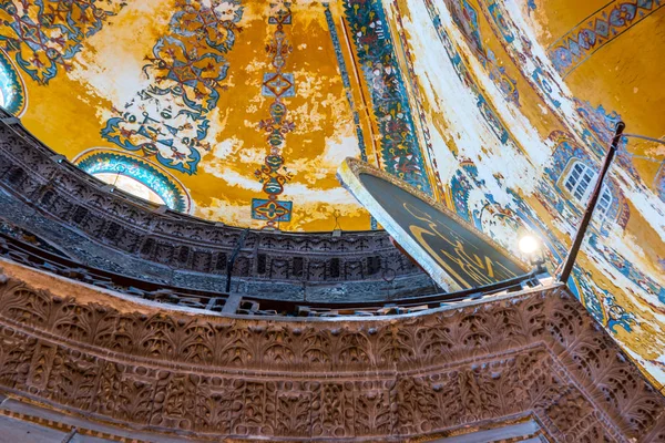 Ayasofya'nın, Yunan Ortodoks Hıristiyan Patriklik Bazilikası veya bir kilise 537 Ad, daha sonra İmparatorluk Camii ve şimdi Müzesi Istanbul, Türkiye'de inşa edildi