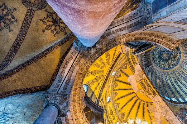 View of Hagia Sophia,a Greek Orthodox Christian patriarchal basilica or church was built in 537 AD, later imperial mosque, and now museum in Istanbul, Turkey — Stock Photo, Image
