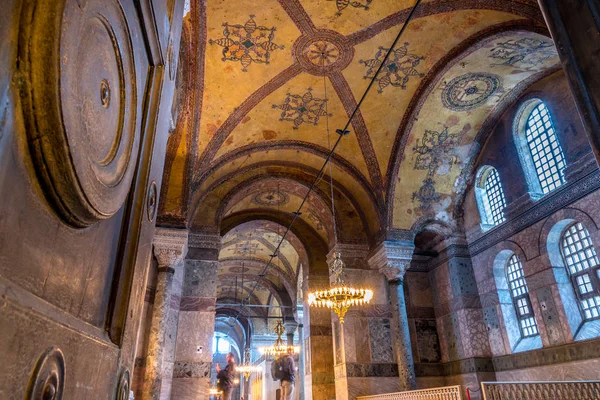 Vista de Santa Sofia, uma basílica ou igreja patriarcal ortodoxa grega foi construída em 537 d.C., mais tarde mesquita imperial, e agora museu em Istambul, Turquia — Fotografia de Stock