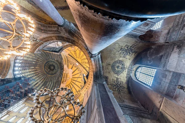 View of Hagia Sophia, a Greek Orthodox patriarchal basilica or church was built in 537 AD, later imperial mosque, and now museum in Istanbul, Turkey — стоковое фото