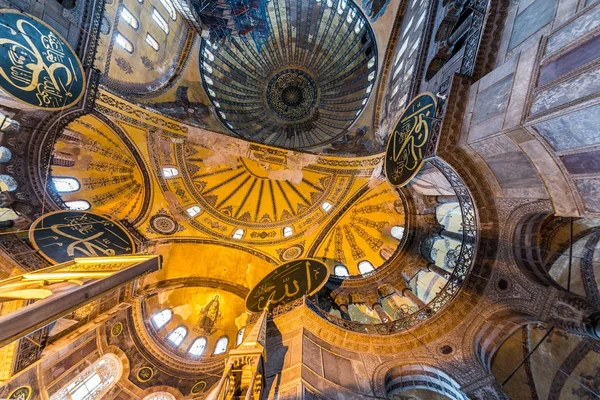 圣索非亚大教堂的看法, 希腊东正教的基督教父系教堂或教会建于537公元, 后来帝国清真寺, 现在博物馆在伊斯坦布尔, 土耳其 — 图库照片