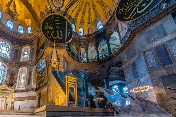 Άποψη της Αγίας Σοφίας, μια Ελληνική Ορθόδοξη Χριστιανική Βασιλική πατριαρχική ή η εκκλησία χτίστηκε το 537 Μ.χ, αργότερα Αυτοκρατορικός Τζαμί και σήμερα λειτουργεί Μουσείο στην Κωνσταντινούπολη, Τουρκία — Φωτογραφία Αρχείου