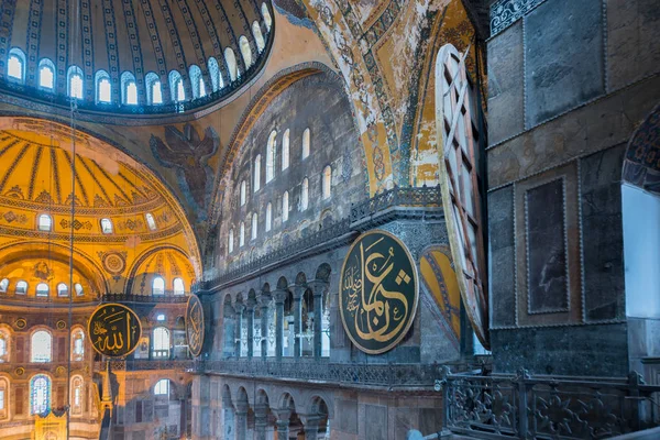 View of Hagia Sophia, a Greek Orthodox patriarchal basilica or church was built in 537 AD, later imperial mosque, and now museum in Istanbul, Turkey — стоковое фото