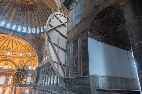 Vista de Santa Sofia, uma basílica ou igreja patriarcal ortodoxa grega foi construída em 537 d.C., mais tarde mesquita imperial, e agora museu em Istambul, Turquia — Fotografia de Stock