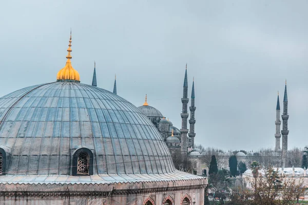 Vista da Mesquita Azul e cúpulas Hagia Sophia de Hagia Sophia, basílica patriarcal ortodoxa grega, igreja. — Fotografia de Stock