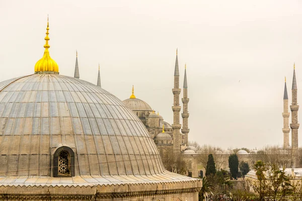 Vista da Mesquita Azul e cúpulas Hagia Sophia de Hagia Sophia, basílica patriarcal ortodoxa grega, igreja. — Fotografia de Stock