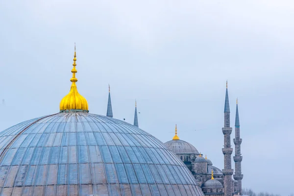 Vista da Mesquita Azul e cúpulas Hagia Sophia de Hagia Sophia, basílica patriarcal ortodoxa grega, igreja. — Fotografia de Stock