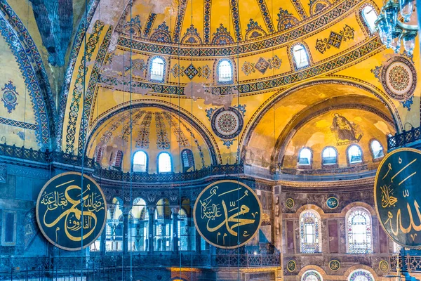 Santa Sofía, una basílica o iglesia patriarcal cristiana ortodoxa griega en Estambul, Turquía — Foto de Stock
