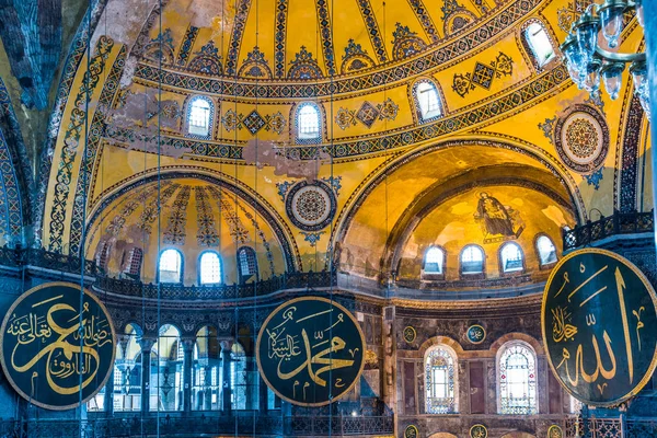 Santa Sofía, una basílica o iglesia patriarcal cristiana ortodoxa griega en Estambul, Turquía — Foto de Stock