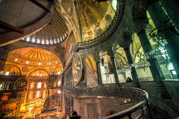 Santa Sofía, una basílica o iglesia patriarcal cristiana ortodoxa griega en Estambul, Turquía — Foto de Stock