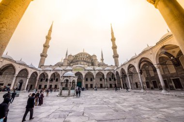 Sultan Ahmed Camii veya Sultan Ahmet Camii Istanbul, Türkiye'de insanlar Sultanahmet Camii de denir.