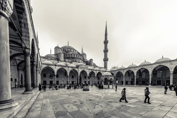 Люди, идущие в синей мечети также называют Султан Ахмед мечеть или Султан Ахмет мечеть в Стамбуле, Турция . — стоковое фото