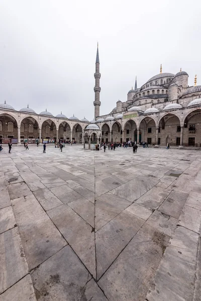 Menschen, die an der blauen Moschee gehen, die auch Sultan-Ahmed-Moschee oder Sultan-Ahmet-Moschee in Istanbul, Türkei genannt wird. — Stockfoto