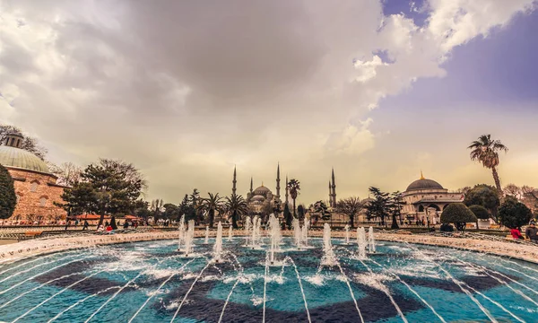 ブルーモスク イスタンブール、フォア グラウンドで噴水のあるスルタンアフメト ・ モスクやスルタン ・ アフメット ・ モスクとも呼ばれる — ストック写真