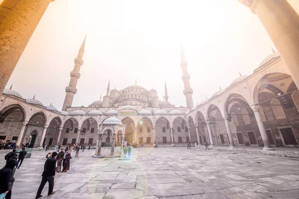 Pessoas caminhando na mesquita azul também chamado Sultão Ahmed Mesquita ou Sultão Ahmet Mesquita em Istambul, Turquia . — Fotografia de Stock