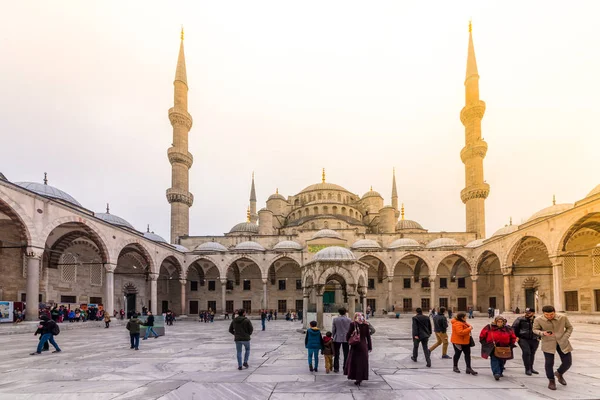 Pessoas caminhando na mesquita azul também chamado Sultão Ahmed Mesquita ou Sultão Ahmet Mesquita em Istambul, Turquia . — Fotografia de Stock