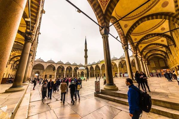 People walking at  blue Mosque also called Sultan Ahmed Mosque or Sultan Ahmet Mosque in Istanbul, Turkey. — Stock Photo, Image