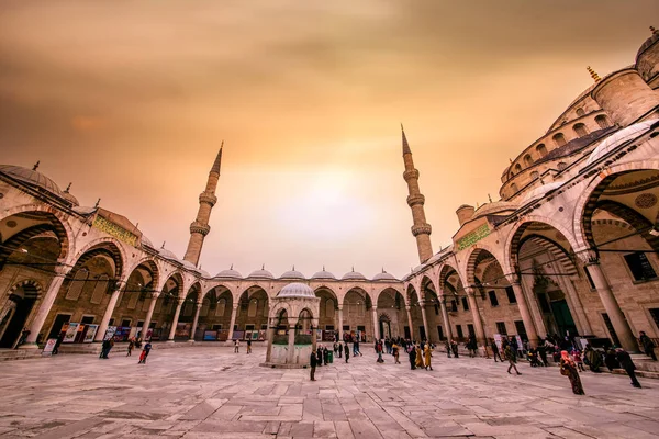 Ludzie chodzą na Błękitny Meczet, również o nazwie Sultan Ahmed Mosque lub Sultan Ahmet Meczet w Stambule — Zdjęcie stockowe