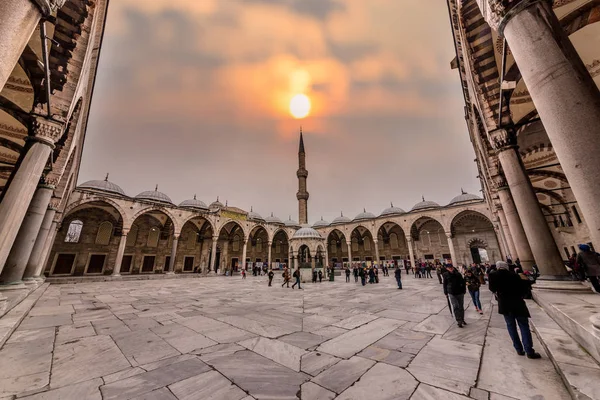 Pessoas caminhando na mesquita azul também chamado Sultão Ahmed Mesquita ou Sultão Ahmet Mesquita em Istambul — Fotografia de Stock