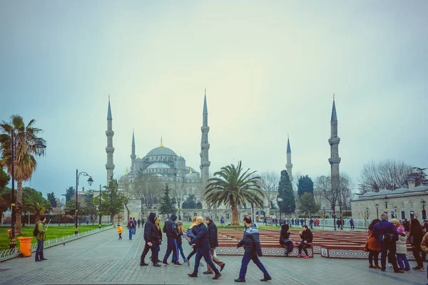 在蓝色清真寺广场的人也被称为苏丹艾哈迈德清真寺或苏丹艾哈迈德清真寺在伊斯坦布尔, 土耳其 — 图库照片