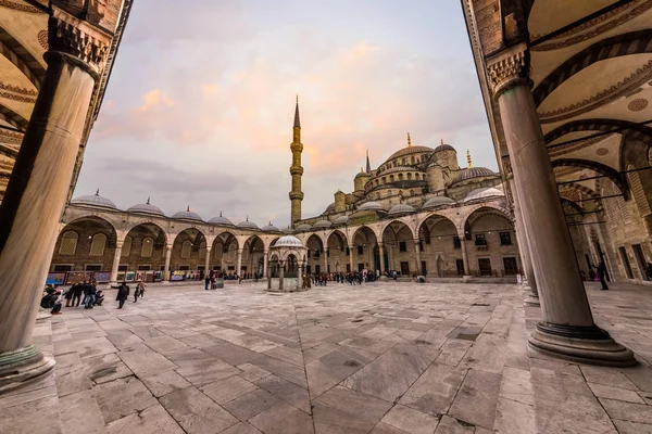 Lidí, kteří jdou na modré mešity také neboli mešita Sultan Ahmed mešita Sultan Ahmet v Istanbulu — Stock fotografie