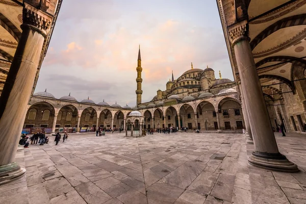 People walking at  blue Mosque also called Sultan Ahmed Mosque or Sultan Ahmet Mosque in Istanbul — Stock Photo, Image